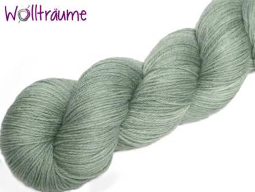 Molly High Twist Salbei, Uni marmoriert, handgefärbte Wolle von wollträume
